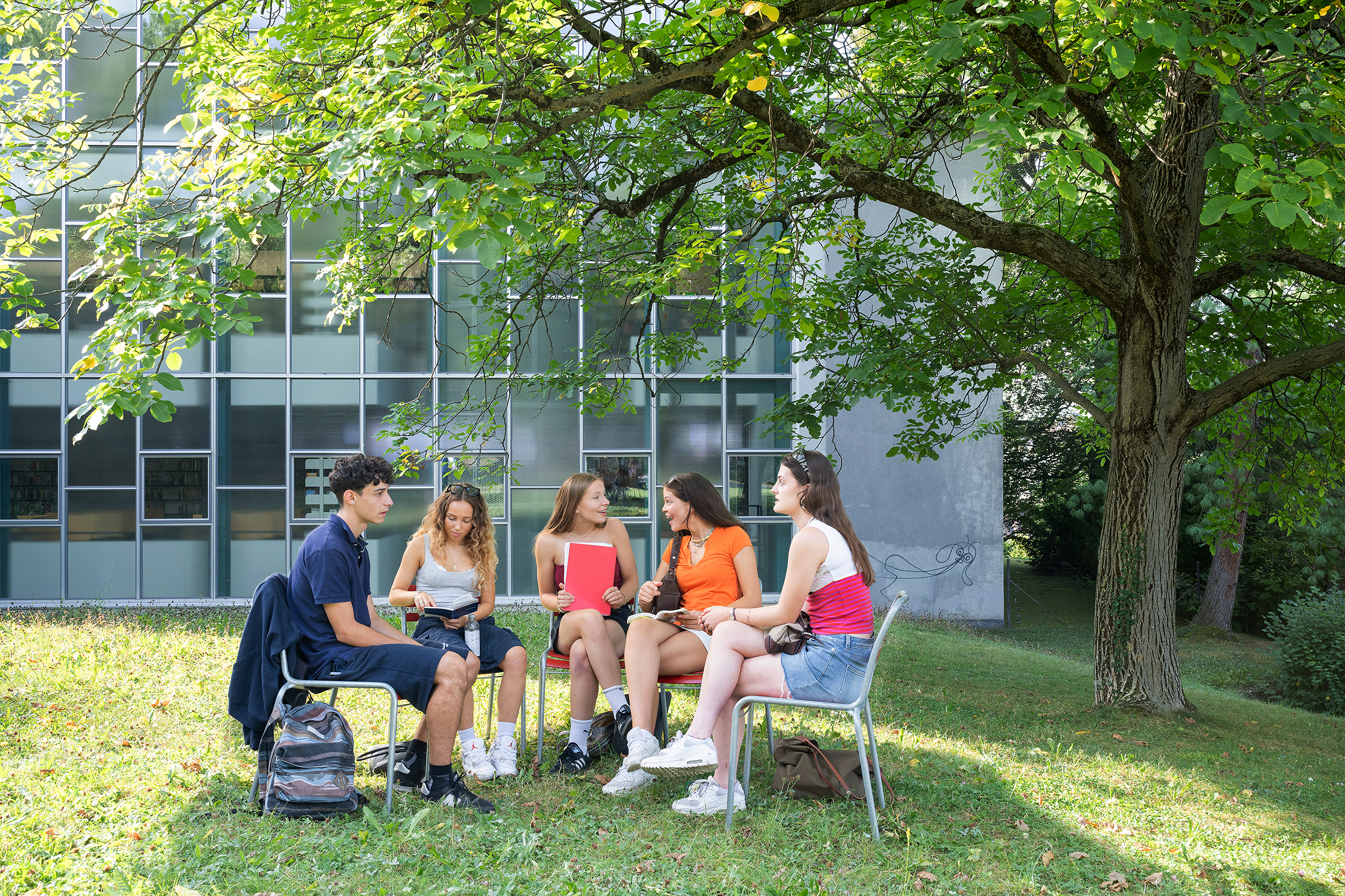 Das Bild zeigt einen Hörsaal am Deutschen Seminar, Studierende sitzen in den Reihen und sehen konzentriert nach vorne.