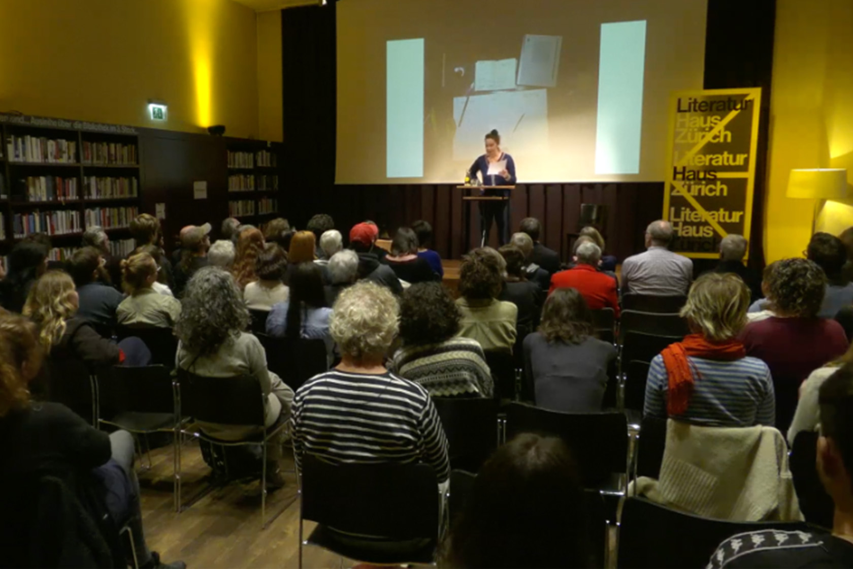 Der volle Saal im Literaturhaus, ganz vorne Monika Rinck.