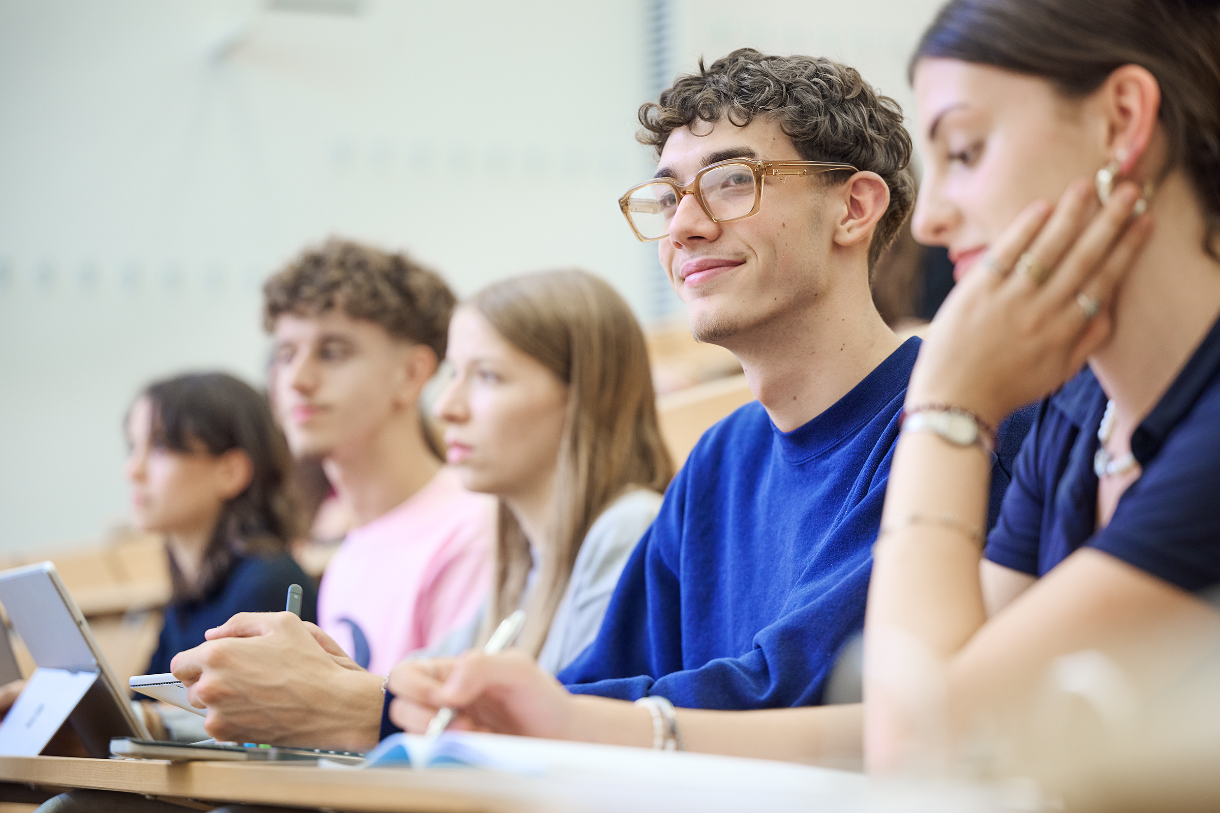 Das Bild zeigt eine Gruppe von Studierenden in de Bibliothek am Deutschen Seminar.