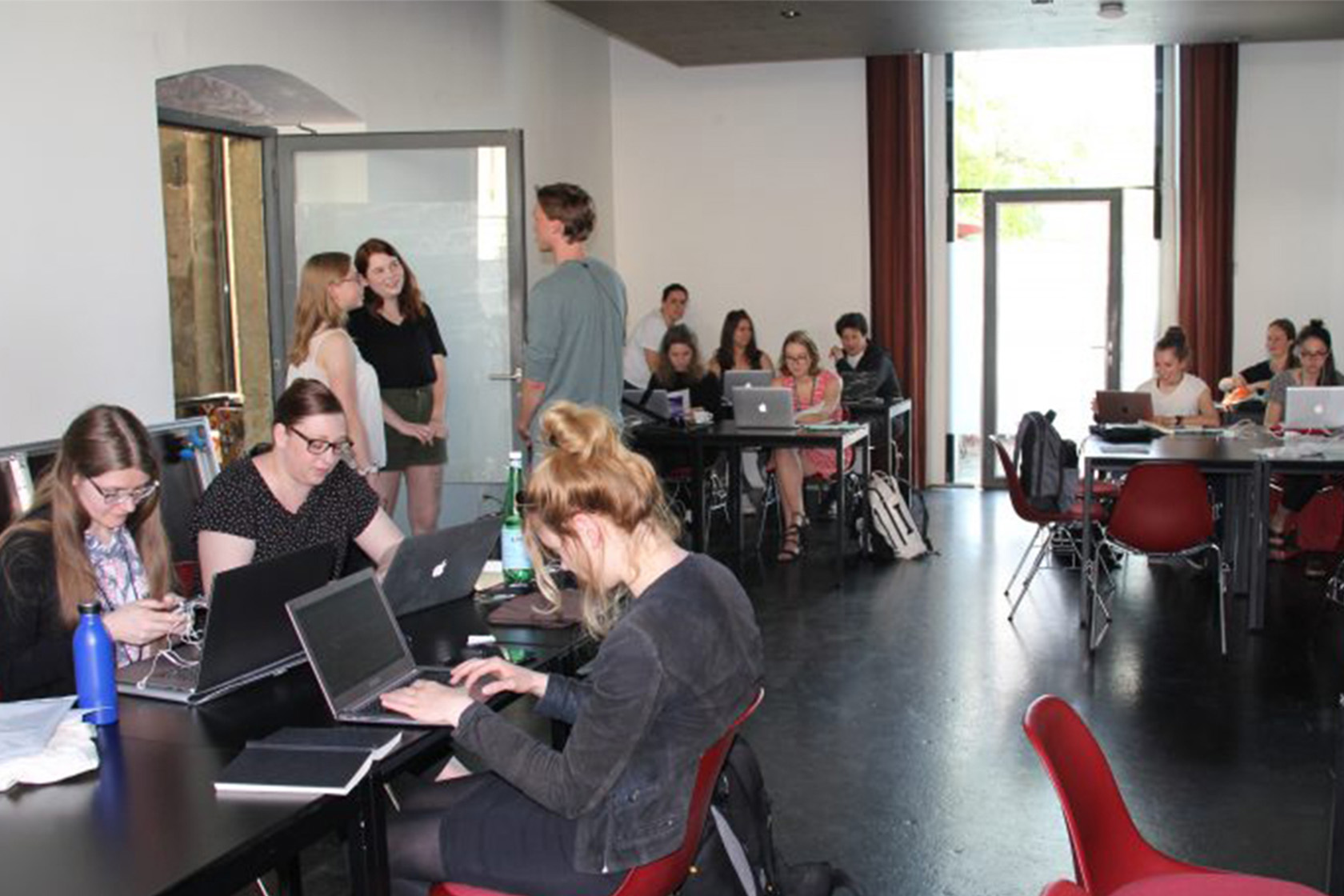 Das Foto zeigt ca. 20 Studentinnen und Studenten, die an ihren Laptops Berichte zu den Solothurner Literaturtagen schreiben.