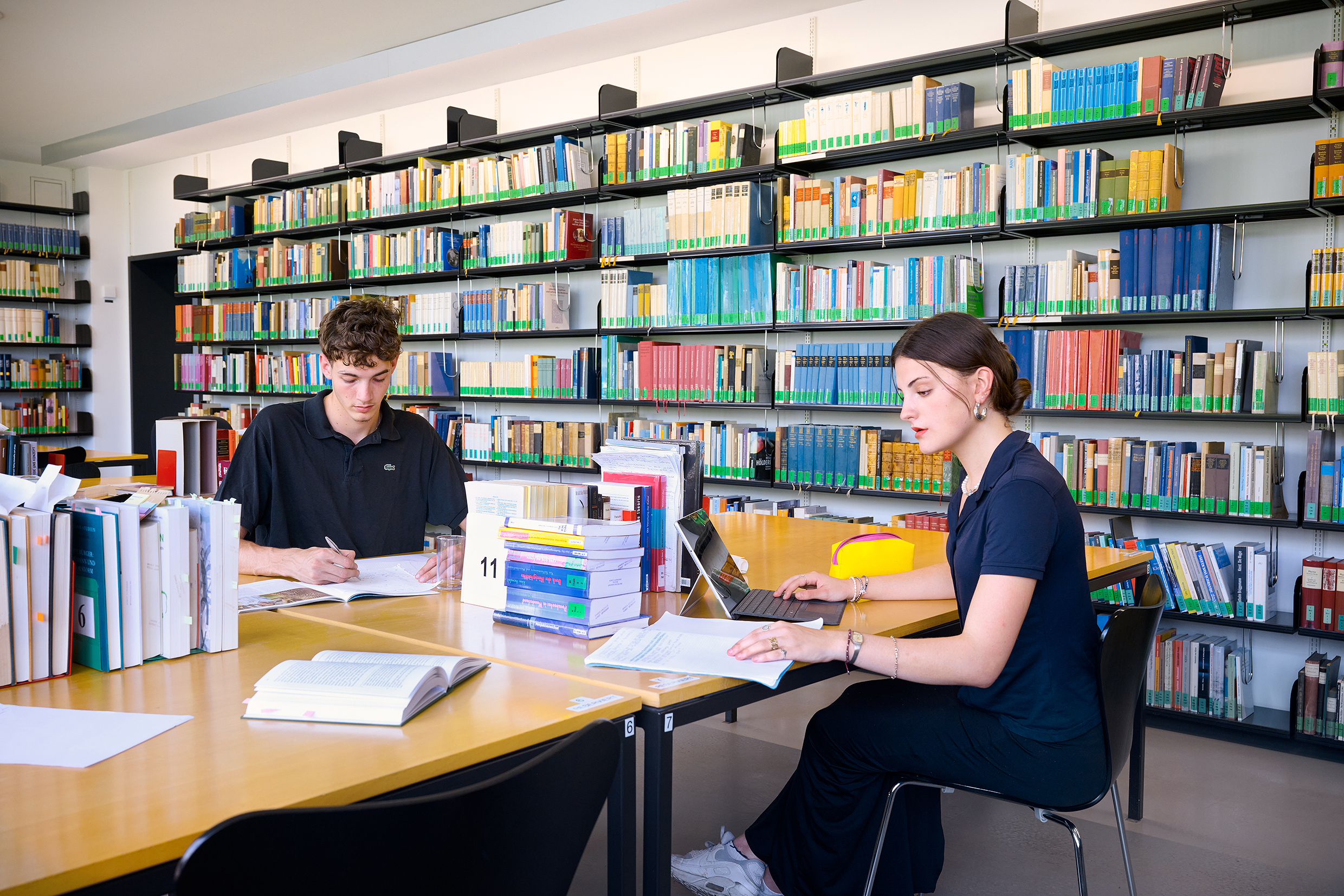 Das Bild zeigt eine Gruppe von Studierenden in de Bibliothek am Deutschen Seminar.